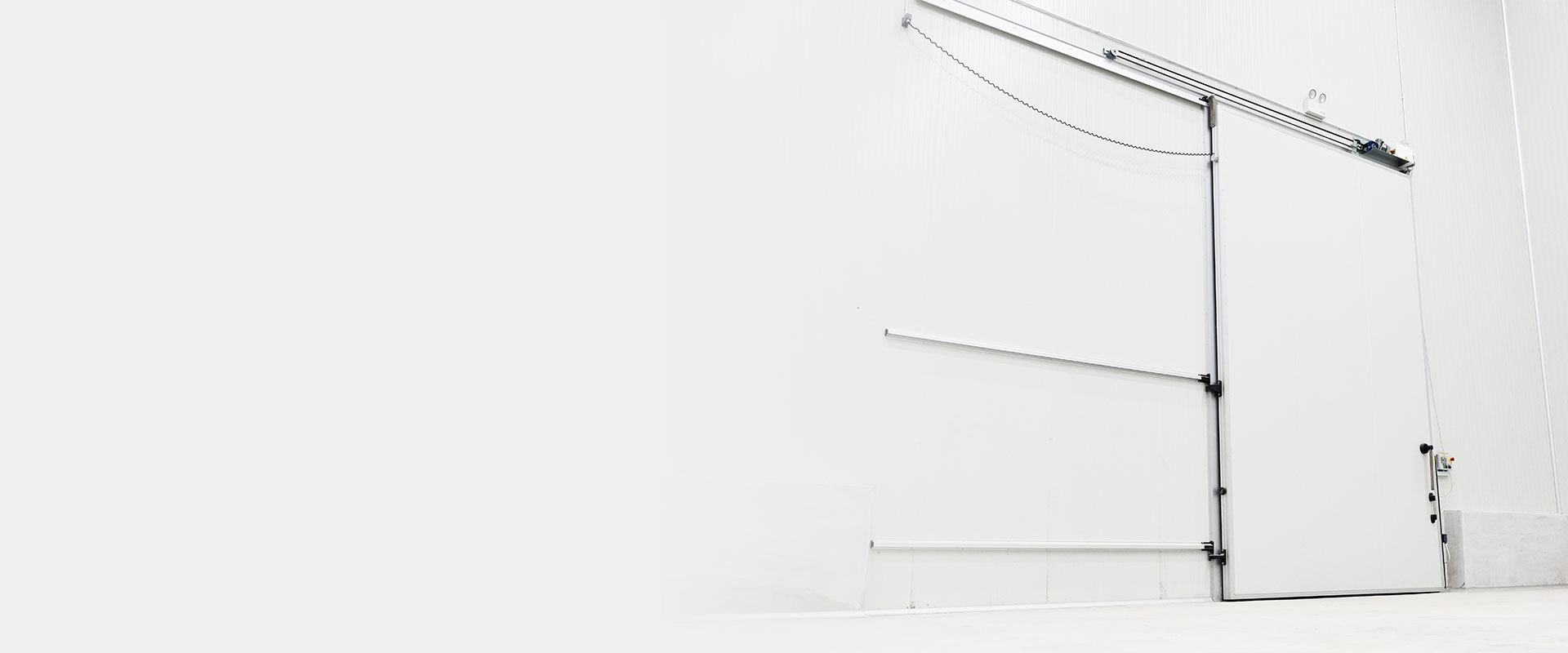 Industrial cold room door installed with insulated sandwich panels - CS Panel